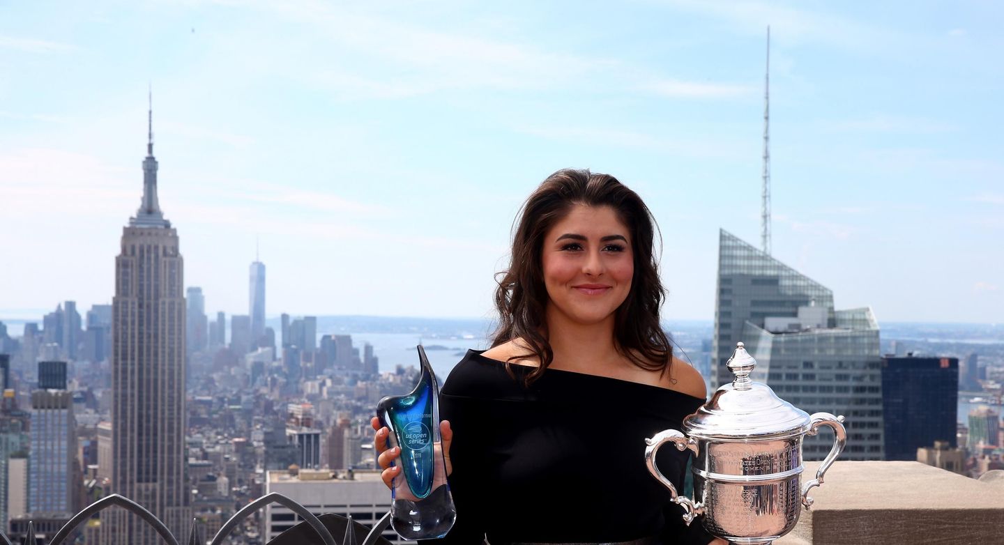 Beaming Bianca Andreescu S Us Open Champion Trophy Shoot In New York