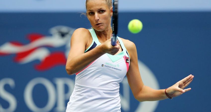 Karolina Pliskova hits a forehand in her US Open 2017 first round (Getty)