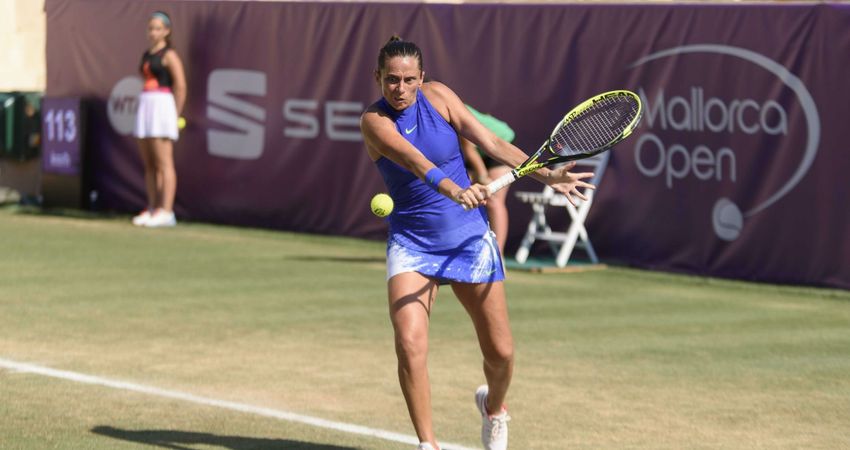 Roberta Vinci hits a backhand in Mallorca (Alvaro Diaz)