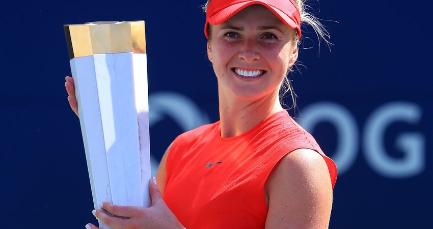 Elina Svitolina lifts the trophy in Toronto (Getty)