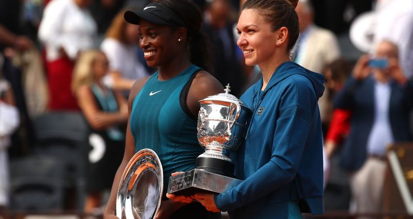 Champion Simona Halep and runner-up Sloane Stephens with their trophies (Getty)