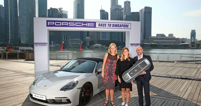 From left to right: Micky Lawler (WTA), Simona Halep, Oliver Eidam (Porsche) (Getty)