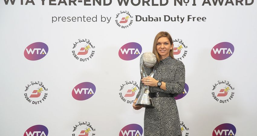Halep with the WTA Year-End World No.1 Award (Getty)