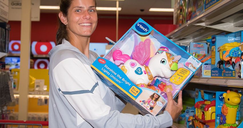 Goerges & Safarova team up to deliver toys in Cincinnati