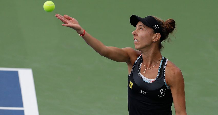 Mihaela Buzarnescu serves to Elina Svitolina (Tennis Canada)