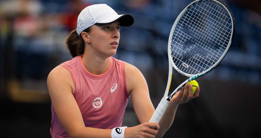 Iga_Swiatek_-_2022_Adelaide_International_Day_2-DSC_5861_original