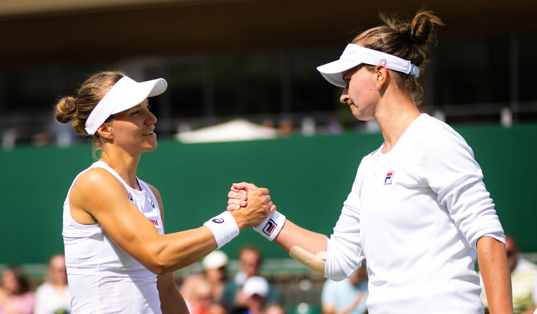 Viktorija_Golubic_Barbora_Krejcikova_-_2022_The_Championships_Wimbledon_-_Day_4-DSC_9158_original
