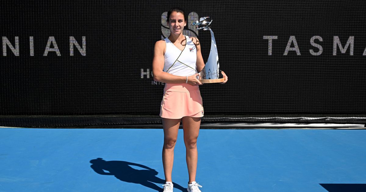 Navarro outlasts Mertens in Hobart to win first WTA title