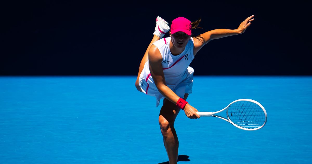 Swiatek edges former champion Kenin at Australian Open