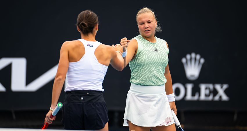 Emma_Navarro_Diana_Shnaider_-_2024_Australian_Open_-_Day_6-DSC_8182