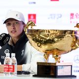 Iga Swiatek, Beijing 2023 Trophy (Getty)