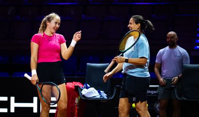 Mirra Andreeva and coach Conchita Martinez practice in Stuttgart
