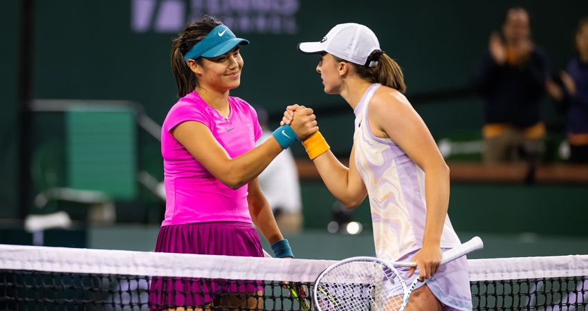 Emma Raducanu y Iga Swiatek