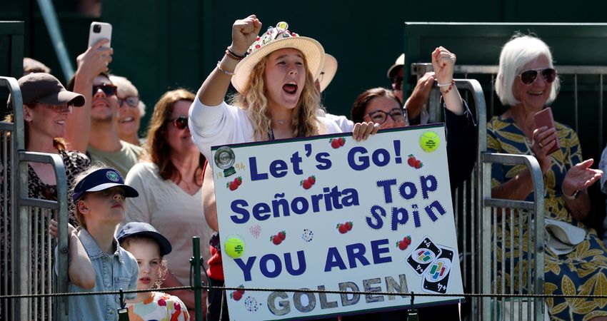 Mirra Andreeva animando a Conchita Martinez (Getty)