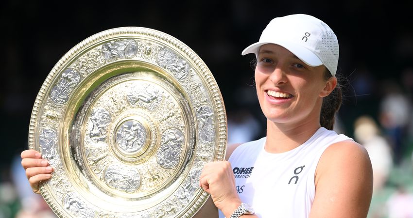 Iga Swiatek, 2025 Wimbledon trophy (Getty)