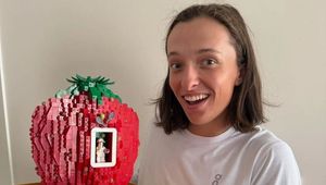 swiatek-strawberry-lego