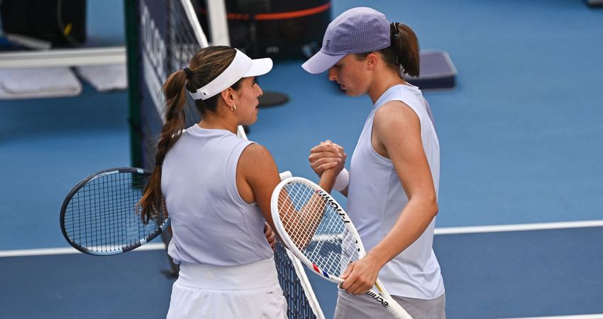 Camila Osorio, Iga Swiatek - Beijing 2025