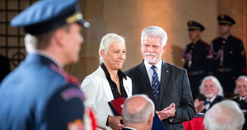 Navratilova recibe el honor del León Blanco.