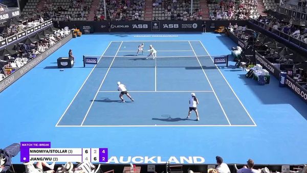 Makoto Ninomiya and Fanny Stollar win spectacular doubles point in Auckland