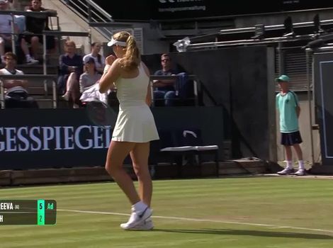 Mirra Andreeva takes first set in Berlin with nasty slice 