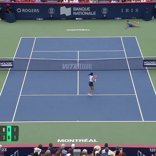 Marta Kostyuk recovers from fall to score unbelievable forehand winner 