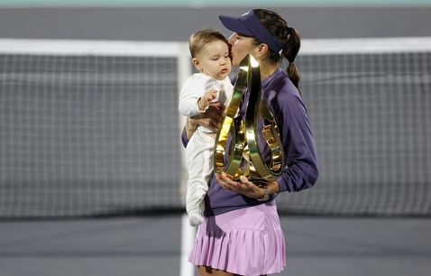 Belinda Bencic Abu Dhabi trophy celebration