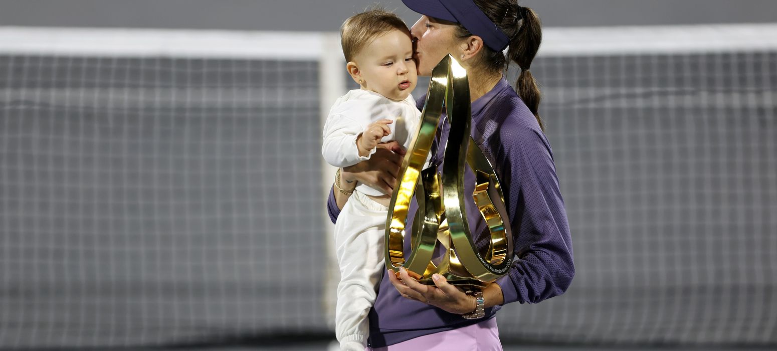 Belinda Bencic Abu Dhabi trophy celebration