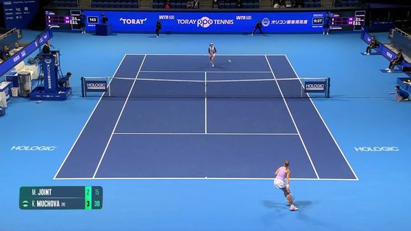 Karolina Muchova cleverly hits cross-court backhand winner in Tokyo