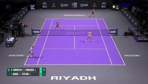 Timea Babos hits unbelievable backhand lob against Shnaider-Andreeva