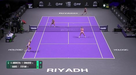 Timea Babos hits unbelievable backhand lob against Shnaider-Andreeva