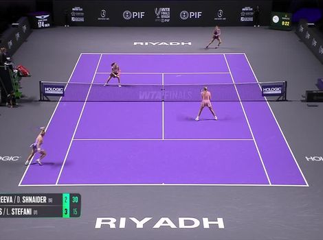 Timea Babos hits unbelievable backhand lob against Shnaider-Andreeva