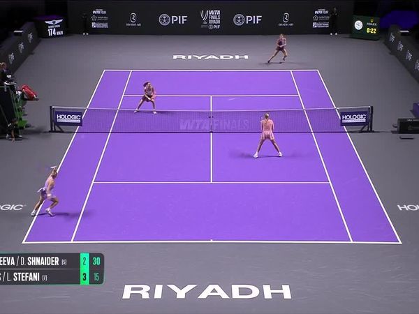 Timea Babos hits unbelievable backhand lob against Shnaider-Andreeva
