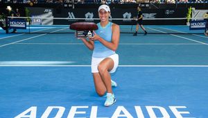 Madison Keys 2025 Adelaide trophy