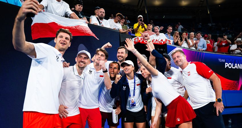 Fotografía del equipo polaco después de su victoria de semifinales en la UC 2026