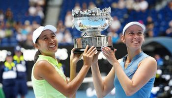 Zhang y Mertens, trofeo AO 2026 AO (getty)