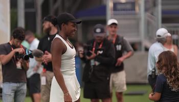 Gauff closes out semifinal and sticks around for the fan