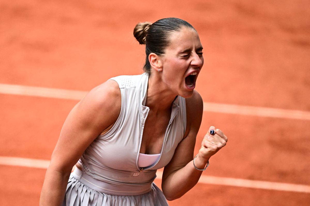 Marta Kostyuk celebrates her victory at Roland-Garros