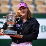 Mirra Andreeva w/ trophy, Roland Garros 2026