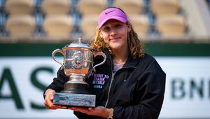 Mirra Andreeva w/ trophy, Roland Garros 2026