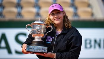 Mirra Andreeva w/ trophy, Roland Garros 2026