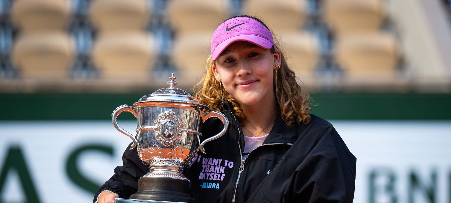 Mirra Andreeva w/ trophy, Roland Garros 2026