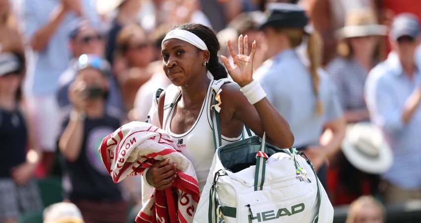 Gauff vs. Muchova, exiting court