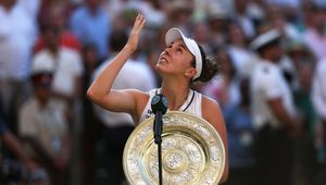 Linda Noskova, 2026 Wimbledon trophy speech (Getty)