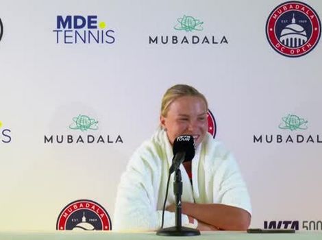 Coach Sascha Bajin crashes Shnaider's quarterfinal presser!