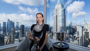 Elena Rybakina, World No. 1 trophy 2026