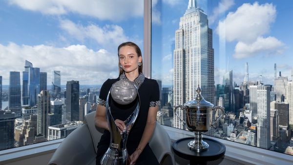 Elena Rybakina, World No. 1 trophy 2026