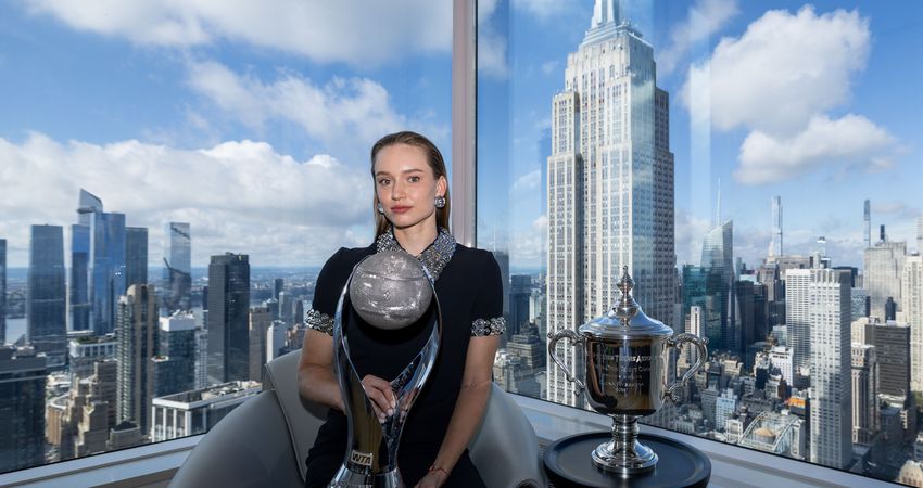Elena Rybakina, World No. 1 trophy 2026