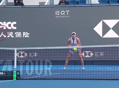 Hot shots_ Two pinpoint half-volleyed lobs by Linda Noskova in Beijing