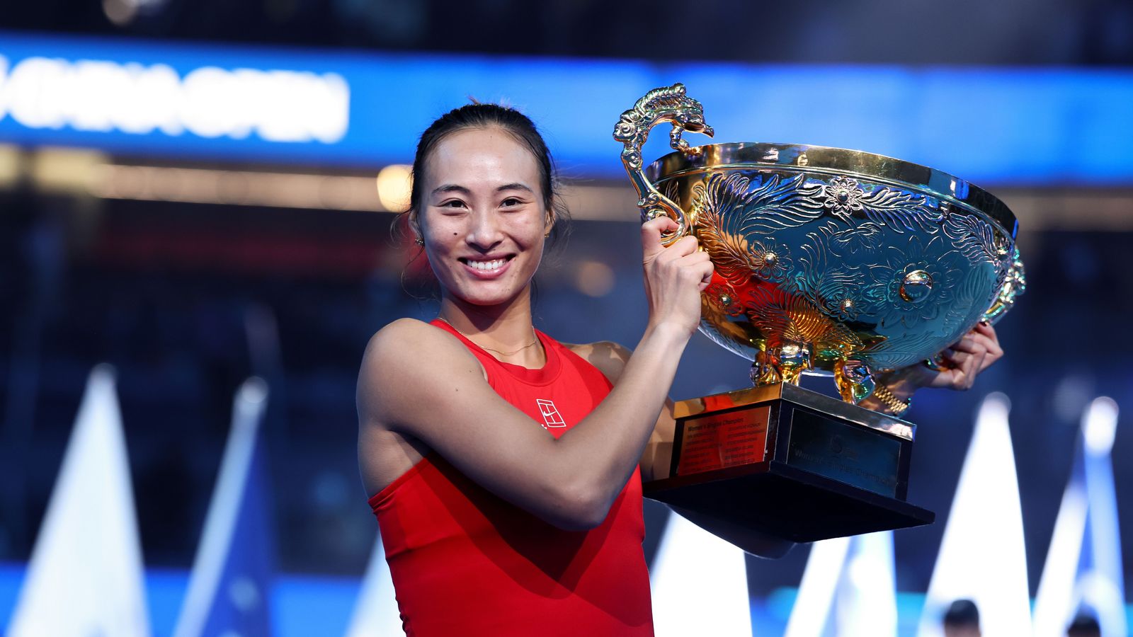Zheng Qinwen holds the 2026 China Open championship trophy