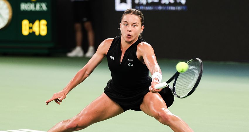 Maja Chwalinska stretches for a ball at the 2026 Wuhan Open